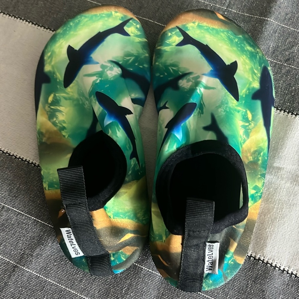 Swim shoes for boys💚🖤🩶